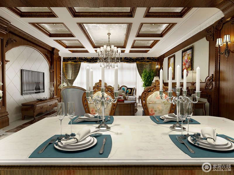 餐厅中餐椅上带有古典花式图案，高贵中渗透着浑然不觉的典雅气质；银质的烛台和光洁如新的高脚杯让开放式就餐更加畅然。