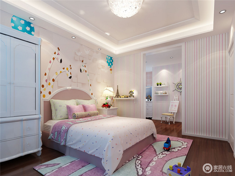 少女心爆棚的空间里，多彩条纹将儿童房装饰的粉粉嫩嫩。设计师将卡通造型装饰在床头，配合着地板上的卡通图案地毯，营造空间里的童趣。