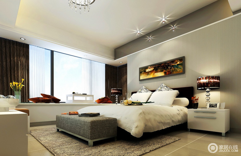 卧室虽然显得有些苍白，但是设计师利用灰色床尾凳、褐色台灯并通过榻榻米的布置来平衡出一个有里有序的空间，让家充满温度，也不缺乏尺度。