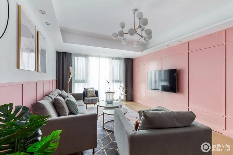 设计师将整面电视墙刷成粉色，搭配灰色沙发，显高级又不失少女心。