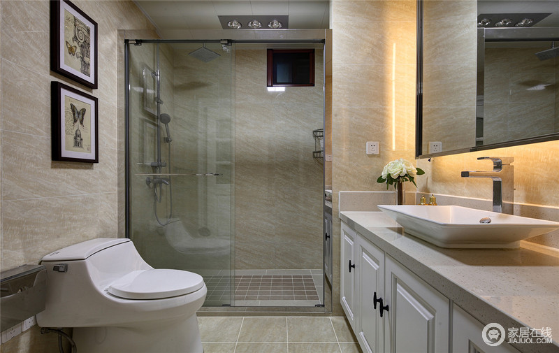 充满现代质感的卫浴空间，以大理石材和白色实木为主。玻璃材质推拉门分隔出干湿区，白色的洗漱台简洁干净清爽，使整个空间表现出整洁性。
