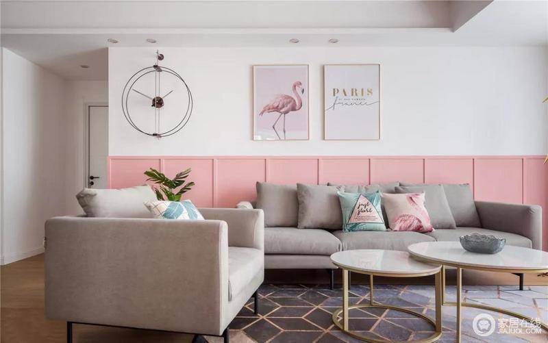 沙发墙上下白粉色调双拼，上层的白色墙体给人干净明亮的视觉效果，加以与墙面同色调的挂画进行装饰，更加有腔调和个性。