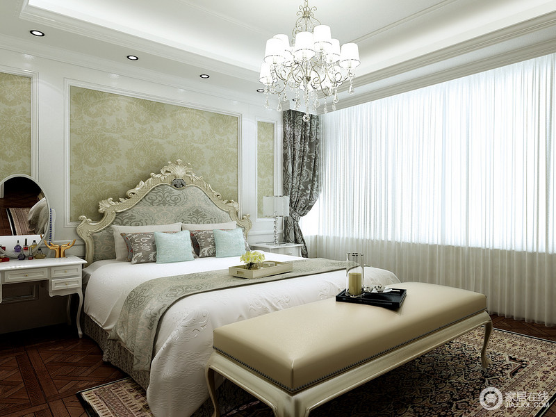 卧室以浅绿色浮雕壁纸为背景墙装饰，即使简洁的空间因为欧式吊灯和金属雕刻的床头而显出欧式富贵；新古典床尾凳的质感在地毯的衬托中愈显复古，让浅色调的空间温馨和静丽。