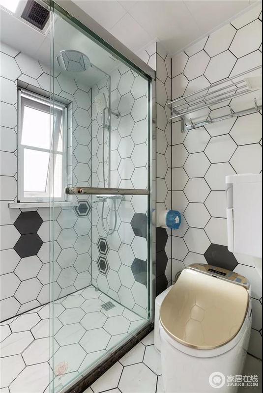 淋浴间采用了透明玻璃的隔断，给人通透自然的舒适感，也起到自然分区的作用；整体铺贴了多边形砖石，给空间带来几何美学，也多一份简单。