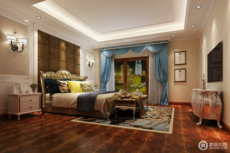 卧室以浓淡相宜的色彩来构建稳重的氛围，白色石膏墙上的米色壁纸和褐色菱形木地板呈对比之美，却多了一种踏实和温馨；一切设计因舒适、温馨出发，不管是法式金箔边柜还是床头柜，亦或是金属地床尾凳、床头，都带着精雕和复古的设计，让家辉煌贵气；蓝色罗马帘与彩色靠垫、与地毯给予空间色彩感，让你在空间中自享尊贵。
