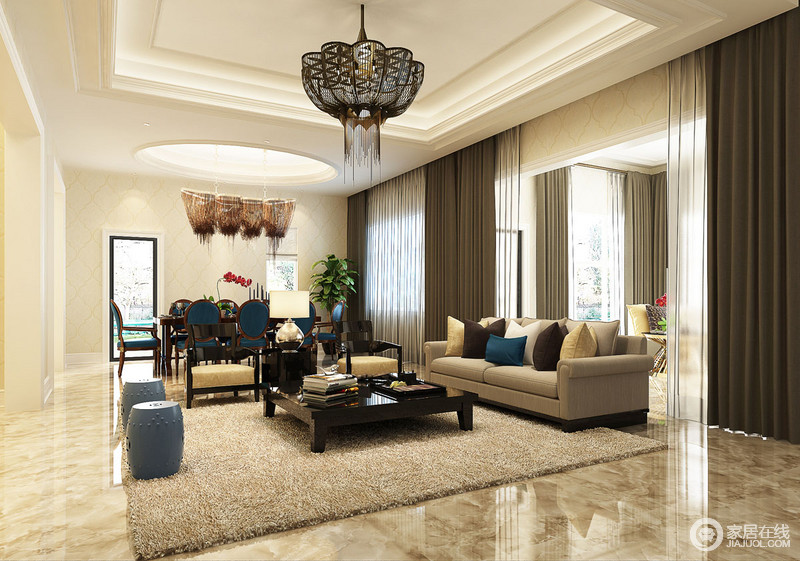 明朗大气的客厅中驼色沙发与地毯和美低调，与蓝色简欧座椅形成色彩上的反差，给予空间活力；简式流苏吊灯高贵和奢华完美诠释家具的质感。