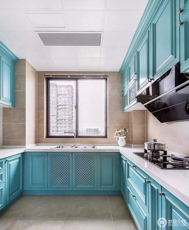 厨房以米驼色的砖石营造仿旧感，让大地的灵气留驻在空间内，给你生活的温润；蓝色橱柜搭配白色台面，提亮了空间的色彩，给人一种生机盎然感，让烹饪时光也成为一种生活的享受。