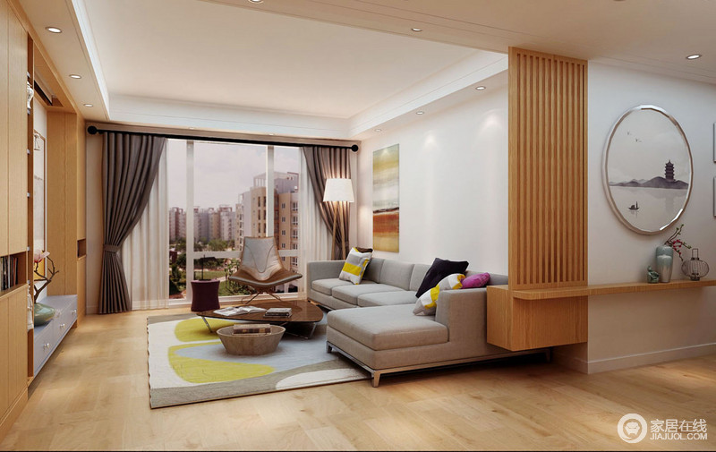 灰色L型布艺沙发十分轻巧，木质结构增加了客厅中的温润，蓝、绿、白与灰四色拼组的地毯令整个空间都大气现代。
