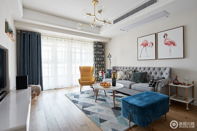 客厅阳台通透，阳光充足，灰色沙发搭配浅蓝色方块地毯，亮黄的脚椅，清爽舒适，雅致秀气，现代中混搭出古典气息。