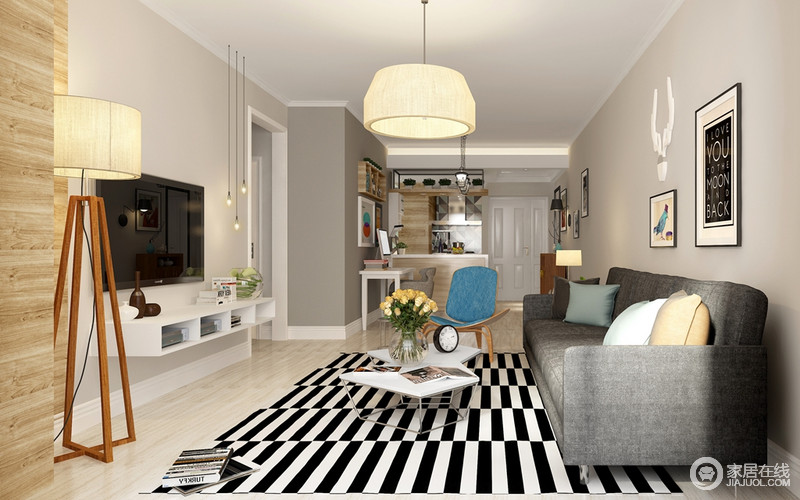 灰色布艺沙发因为黑白格纹地毯而变得不再乏味，单薄简易的茶几和坐凳再大圆形吊灯的照耀下也愈加精巧。