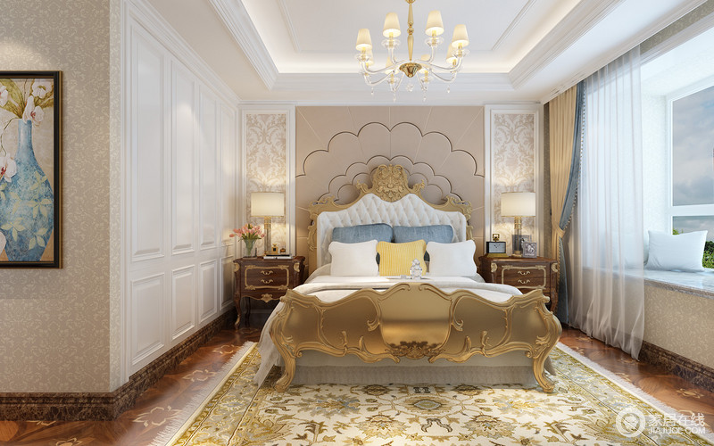 卧室中对称的两个实木边柜尽显了材质的天然之态，但是法式巴洛克艺术的魅力与双人床的金属材质碰撞出奢华；背景墙根据需要也设计为花型，与壁纸的纹样、黄色花卉地毯一齐让空间更为出挑。
