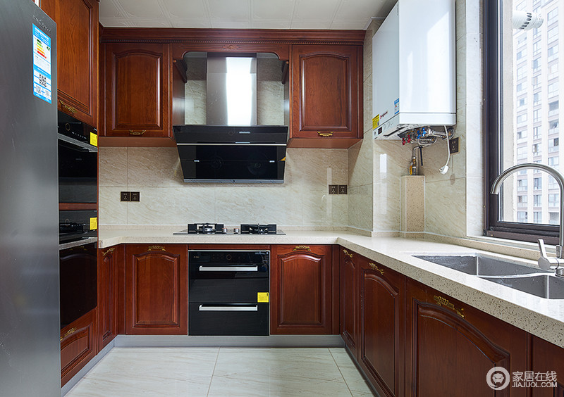 厨房的简单大气，美式的橱柜风格搭配浅色的地砖，空间宽敞而明亮。