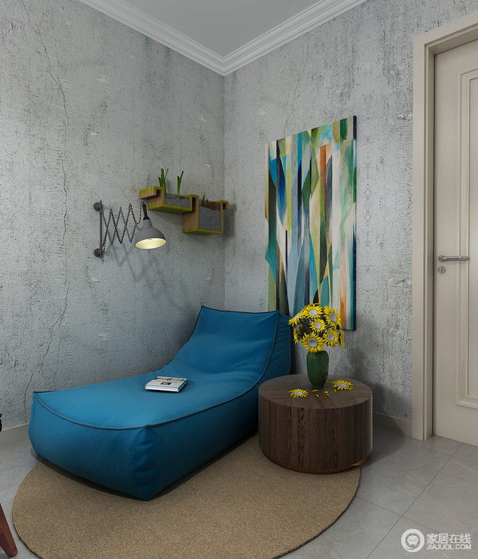 休闲室以灰色为主，但是，通过蓝色躺式沙发、彩色抽象挂画和边几让休息也多了份质感；可伸缩的壁灯与收纳架，无疑足够贴心实用。