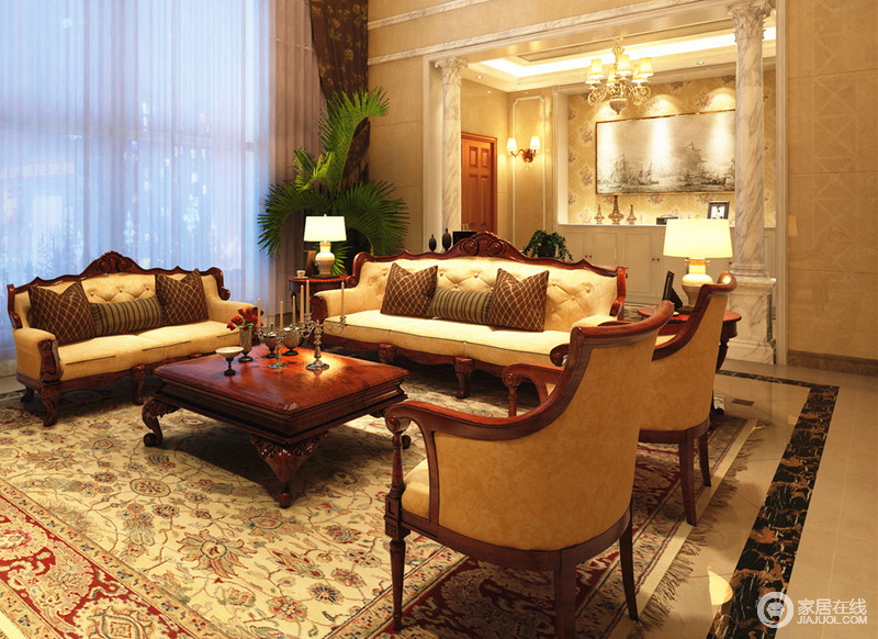 淡黄色的瓷砖饰面，木浮雕课的沙发静雅庄严，红色、黄色和些微绿色组成的花纹地毯让客厅神韵十足。