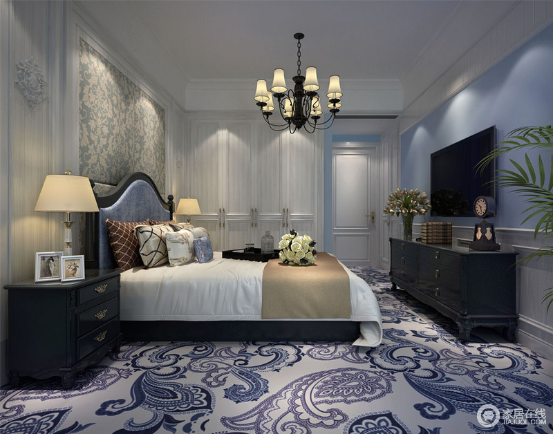 精致绮丽的印花图案，流露着高贵典雅的绚丽多姿，为空间带来精致的格调。纯净的蓝白搭配使繁复多情的空间多了份清爽活力，饱满灵动的愉悦的情绪充盈在卧室内。