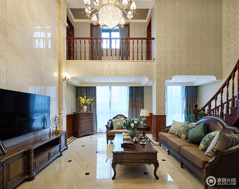 客厅在淡黄色光线的映衬下，呈现出雅致浪漫的韵味，明亮的光线从宽大的窗户照进，让客厅空间显得宽敞大气。