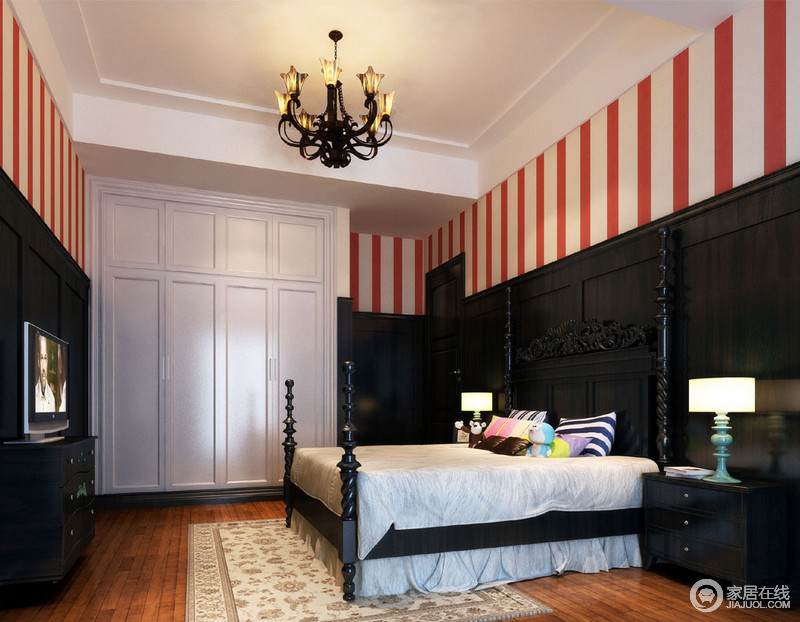 卧室以红白条纹壁纸来增加空间的时尚感，而黑色木板装饰着墙面，拼接出摩登；黑色螺纹实木四柱床依旧保留着美式古典，白色衣柜巧妙地融于空间，以黑白经典，塑造着与众不同。