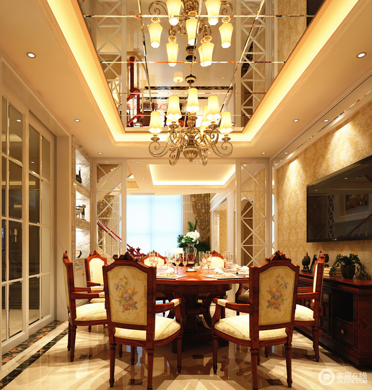 餐厅吊顶采用镜面装饰，提亮了空间；朱红色木餐桌、花纹椅背的餐椅围构出客厅的新美韵。