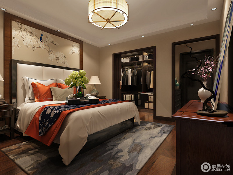 卧室中性大方，也迤逦多姿，素有“四君子”之一的梅花图与泼墨地毯肆意潇洒地构成了艺术的基本元素，也延展了设计的创意性；爱马仕橙的床品令卧室更有了多层次的绚烂。
