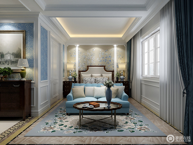 卧室利用白蓝营造更舒适的环境，美式家具简单实用；蓝色沙发旁的铁艺茶几随锈迹斑斑，却彰显了其独特性，令空间别致个性。