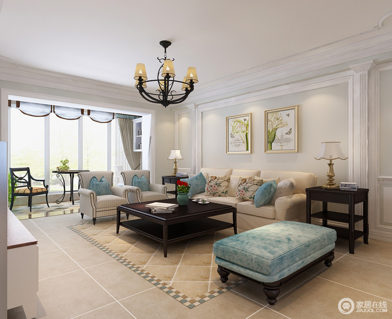 客厅透过白色护墙板的搭配驼色布艺沙发，加以简洁的的线条勾勒，不乏宁静，淡泊的意境；柔软的蓝色扎染坐榻渲染着空间的层次，将时尚融入生活。