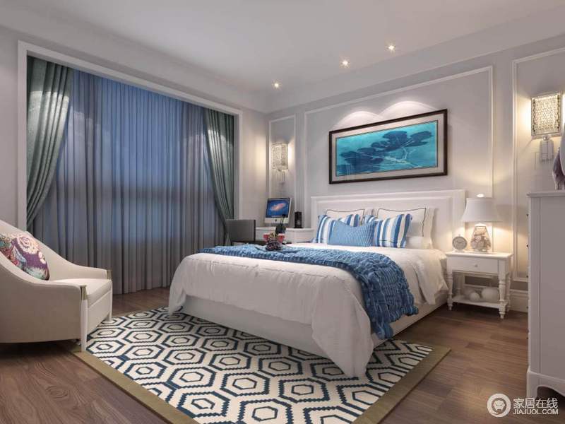 卧室延续客厅的色调，简单而又温和，湖蓝色织物柔软的搭在白色床品上，与窗帘、挂画、靠包形成色调呼应，蓝白地毯上六边形几何图案繁复且活泼。