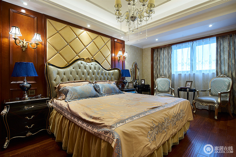 主卧的背景墙、吊灯、床单、窗帘的色彩搭配突出整个卧室的温馨、舒适的居住环境，突出高雅的品位，对传统文化有很深厚的理解，保留美式经典而恒久的魅影。