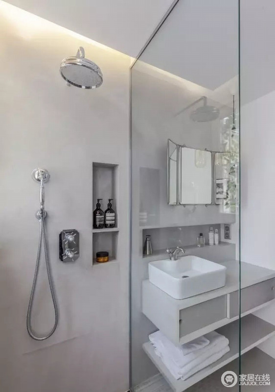 空间虽小，却大方得体，现代简洁，将墙体设计为置物台不仅实用而且工业感十足，裹挟着玻璃分隔区和洁白的盥洗台，令卫浴间化现代为原始，满是艺术纯生。
