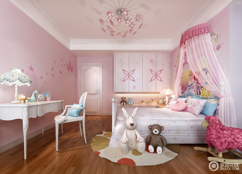 墙面被粉刷成粉色，就连床品都选用粉色，来为孩子搭建一个粉色公主梦幻空间。