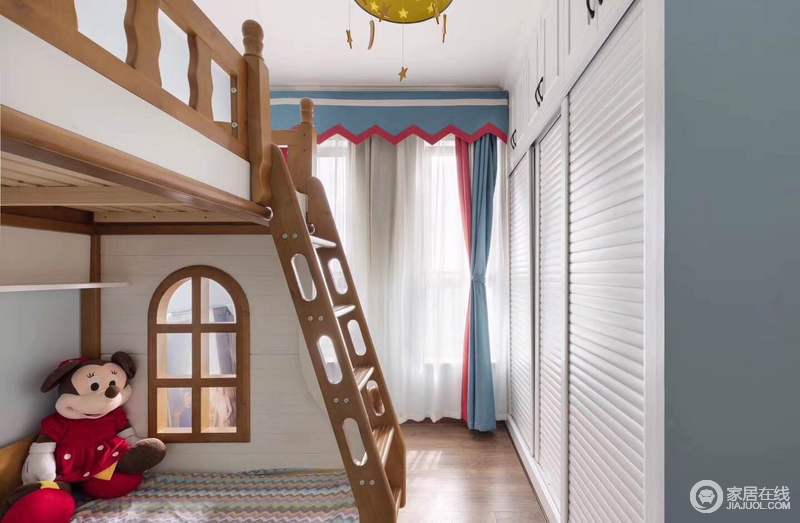 针对儿童房面积的局限性，将墙面设计成蓝色为主调，选用了造型活泼的高低床和星空吊灯，满足了孩子海阔天空的幻想。