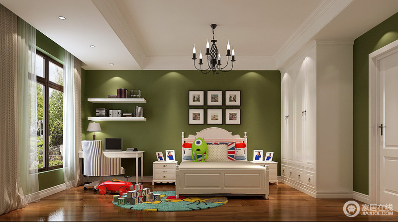 儿童房同样拥有大落地窗，使室外与室内形成互动，设计师以清爽的绿色作为空间基调，渲染一种清爽活泼，配搭着白色的衣柜和门饰及桌椅，空间有着自然感的生命力和成长的活力；色彩缤纷的玩具，点缀出童趣来。
