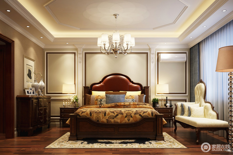 淡黄色立面缓解了褐木美式家具带来的深色调，深浅相搭，得宜出舒适的睡眠空间。