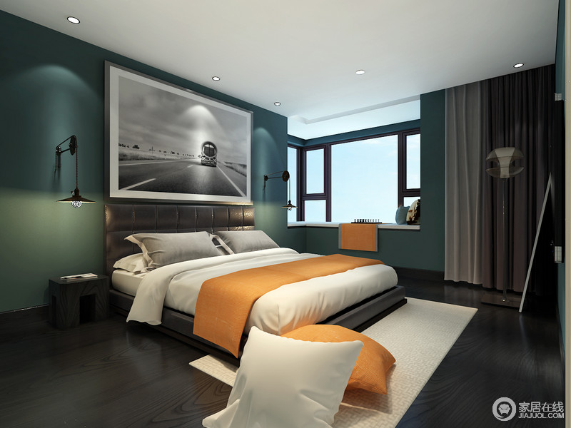 设计师利用黑灰色地板与绿色立面墙形成色彩组合，营造着卧室的沉稳与宁静，白色回字纹地毯和橘色薄毯巧妙地化解了深色的比例，以明媚的色彩令卧室更为时尚和温馨。