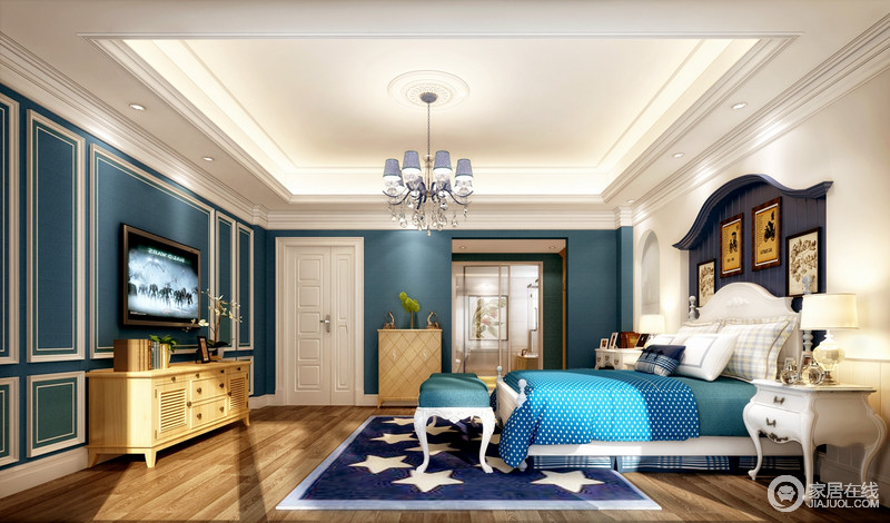 卧室张扬着法式古典的美韵，从蓝白相间的立面便可感受到法式浪漫，巴洛克家具带你回味法式设计的精髓，并在蓝色床品的点缀中多了份难以抹去的清新，让家舒适感倍增的同时更具异域特色。