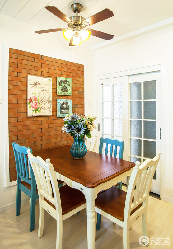 棕色的餐桌和墙面颜色相互呼应加上白色、蓝色的混搭，既不失北欧风味，又显得比较温暖