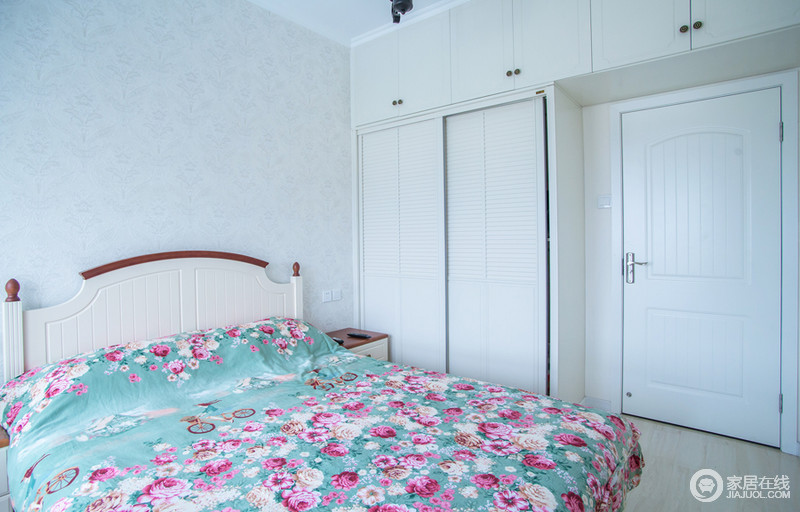 卧室根据张太太的要求来设计的，她说简约干净，所以整个房间采用白色墙布和白色实木地的家具，张太太也是格外的喜欢