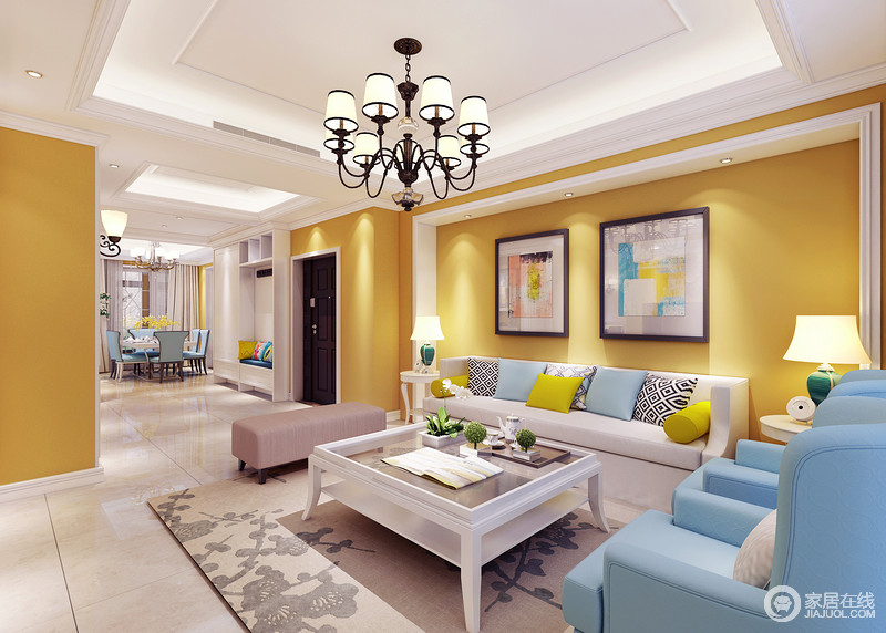 明艳的鹅黄色带着耀眼的光芒，使整个空间显得多情且欢快明朗。白色护墙板勾勒出沙发区域，米白色和天蓝色的搭配，使柔软质感的布艺沙发带着轻甜的梦幻感，整个客厅显得流光溢彩。
