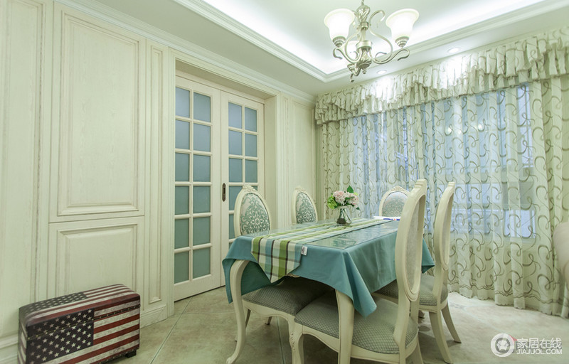 餐厅浅色地桌布搭配浅色系的餐椅和窗帘，整个餐厅弥漫着浪漫温馨的氛围。
