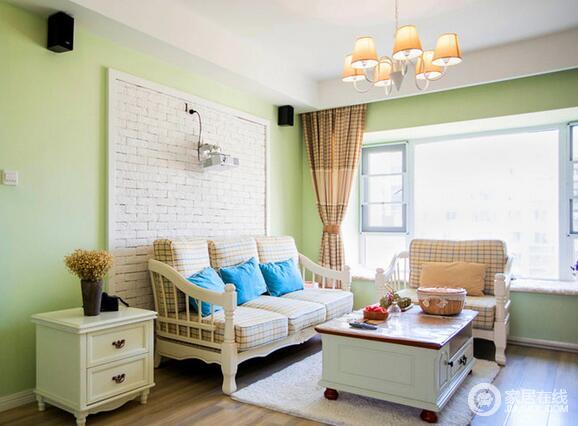 沙发背景墙选择不规则质感的白色文化砖，一个投影仪瞬间就可以把客厅变成属于自己的私人影院。