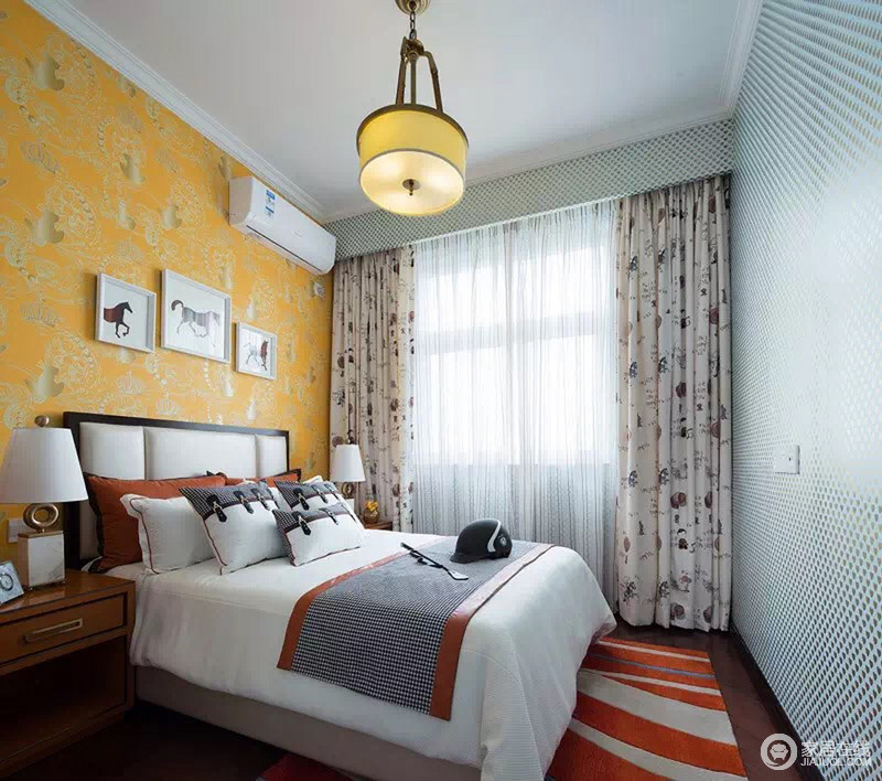 卧室利用色彩反差营造了一个现代感十足的空间，黄的耀眼，蓝的沉静，棕与白的复古融合出超时尚的空间，令人心情愉悦。