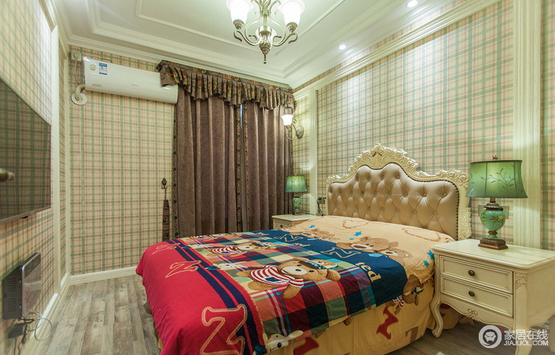 卧室采用米色皮质软包质感的床搭配上实木地板，墙纸采用了浅绿色的复古格子，是整个卧室拥有春天般的活力。
