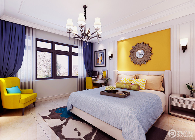 大色块的明黄不太适合睡眠，所以设计师只用来装饰了床头和沙发、椅子上。深蓝和浅蓝色的使用，中和了明黄的艳丽，使卧室变得安静平和下来，营造睡眠环境。