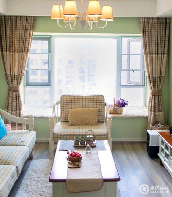英式格子的窗帘和布艺沙发搭配白色楸木田园茶几、边几让田园风的自然气息中多了一份对精致生活的追求。