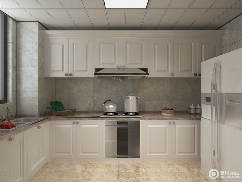 宽敞的厨房里，灰色背景砖和土黄地板，搭配着白色的整体橱柜，让开阔的空间更显落落大方。
