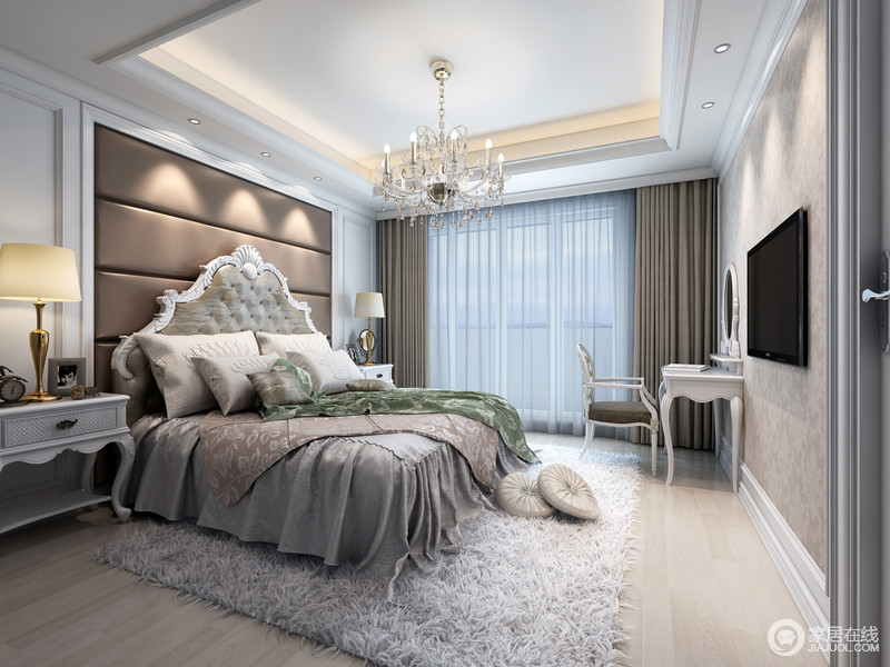 卧室利用灰色床品营造出一个优雅舒适，丝质精细地质地更陪衬出欧式曲线形家具的优美；白色毛绒地毯让这个调色较冷的空间多了些温暖。