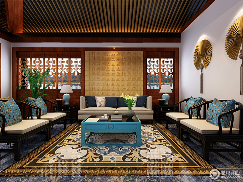 极具中式情调的客厅里，镂空花窗借用了景观设计手法，融合仿古中式家具，在云纹拼花地板的铺陈下，空间展现出景既是画的情调。蓝色的靠包与布艺，带来清新氛围。