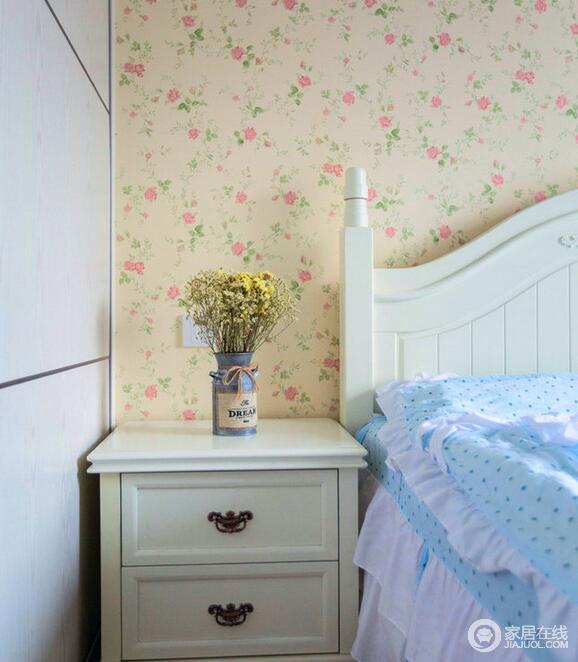 白色楸木床头柜与碎花墙纸相得益彰。让人舒适又浓浓的少女情。