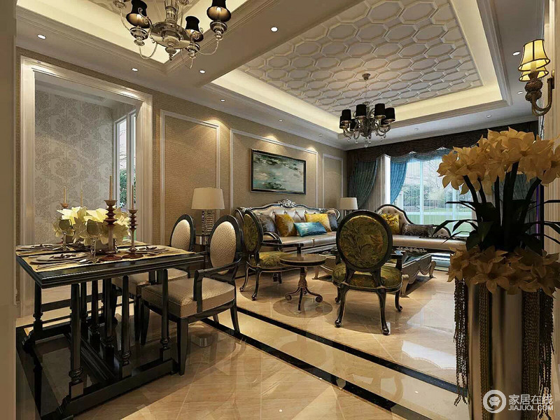 一体式客餐厅中曲线流畅的雕花沙发造型成为最显著的华丽，黄与蓝等亮丽的靠垫令空间色调一转，怀旧而富有神韵。