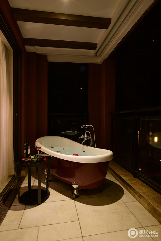 浴室用的红色  看着比较温馨，放了一个小圆桌上面放的一些洋酒这样更适合放松。