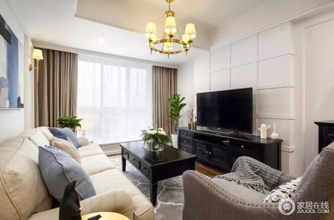 净白的客厅，电视墙以独特的网格造型，搭配黑色的实木电视柜、茶几，一套舒适的布艺沙发温馨简约，整体轻松自然。
